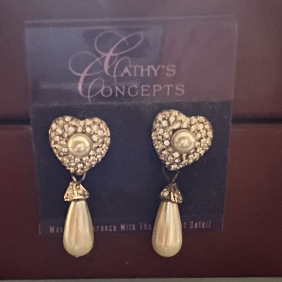 *NWT* Cathy’s Concepts Pearl Drop Heart Shaped Earrings - Picture 1 of 2